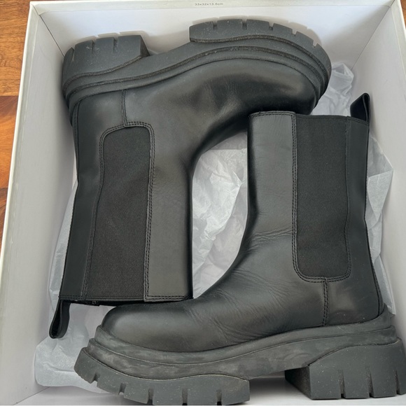 Women’s Mid Calf Chelsea Boots - Picture 7 of 9